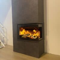 Strakke gashaard met vuur in moderne woonkamer.