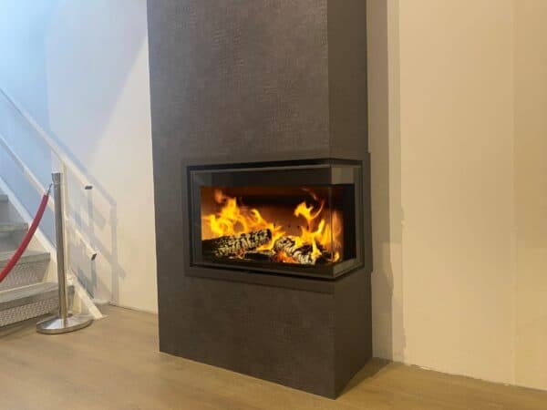 Strakke gashaard met vuur in moderne woonkamer.