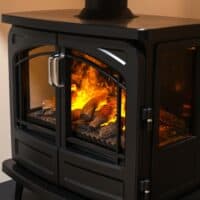 Moderne elektrische haard met realistische vlammen en houtstook.