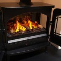 Moderne elektrische haard met realistische vlammen en houtstammen.