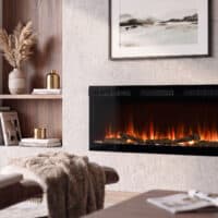 Moderne elektrische haard met vlammen in woonkamer.